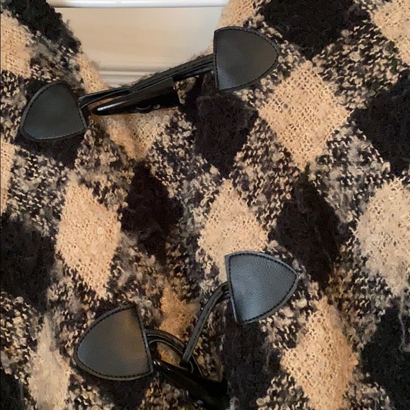 Patterned button shawl - Picture 2 of 4